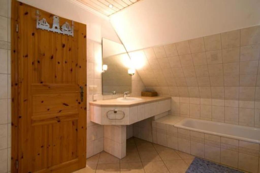 Trollhus - Grosses Familienfreundliches Ferienhaus Born Esterno foto